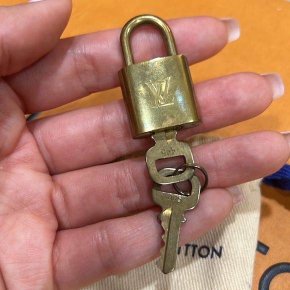 💥FINAL SALE💥 Authentic Louis Vuitton Padlock & Key - Picture 3 of 4